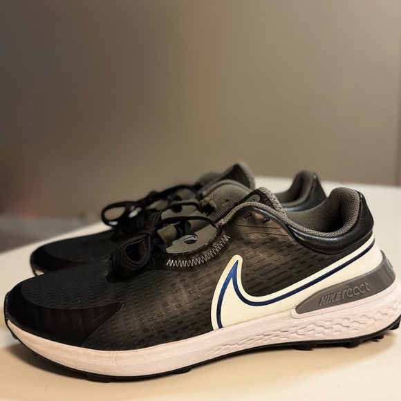 Nike Men's Black and White Athletic Shoes